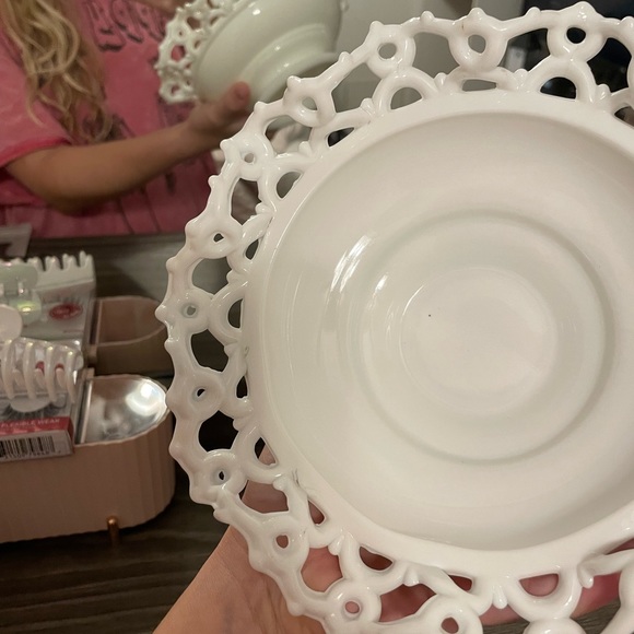 Milk glass lace edge bowl - Picture 3 of 7